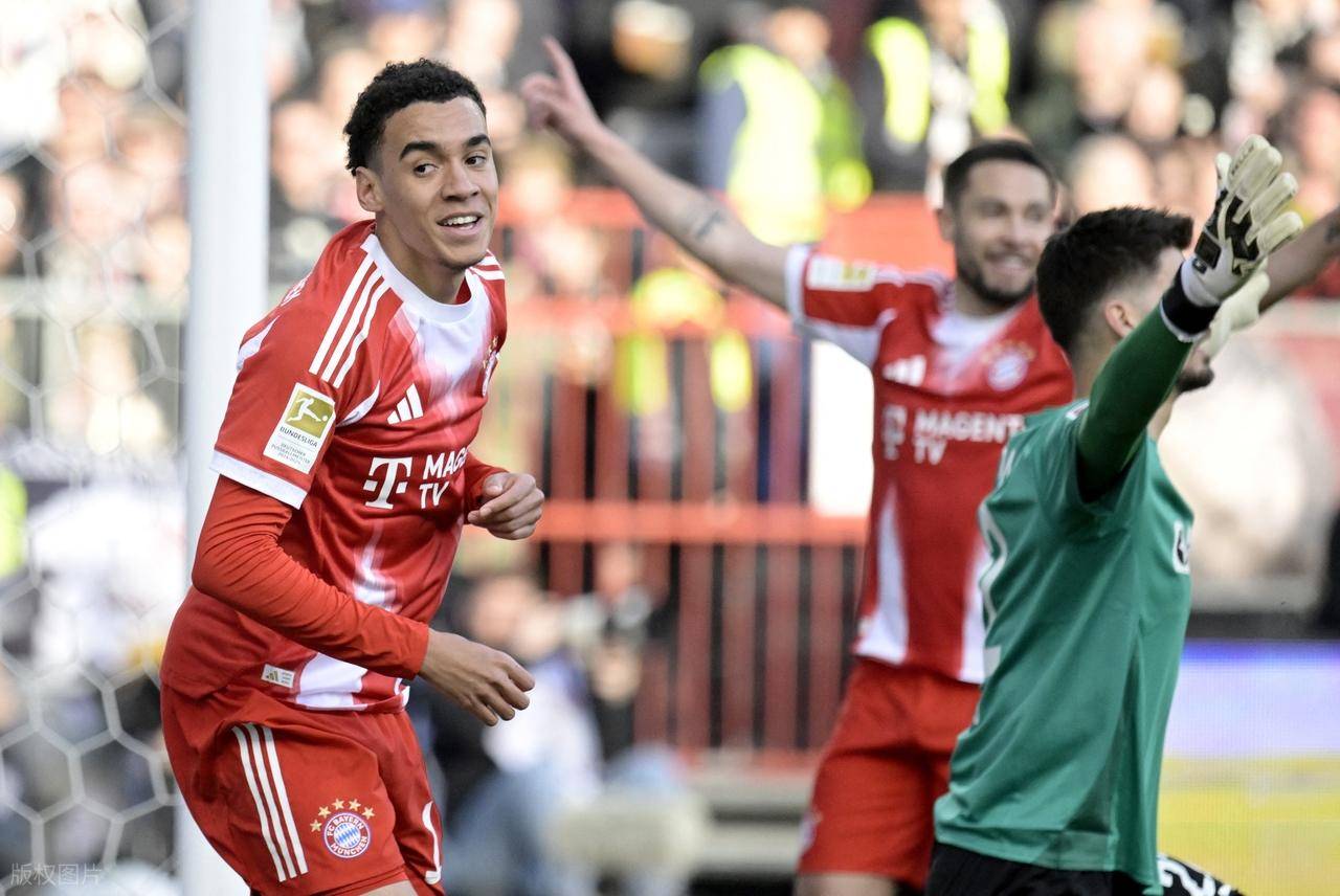 随着穆西亚拉1传1射+拜仁5-0横扫，德甲最新积分榜出炉